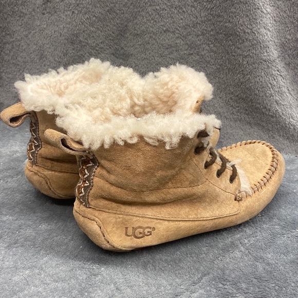 COPY - EUC Chickaree Ugg moccasin booties size 6 - Picture 1 of 8